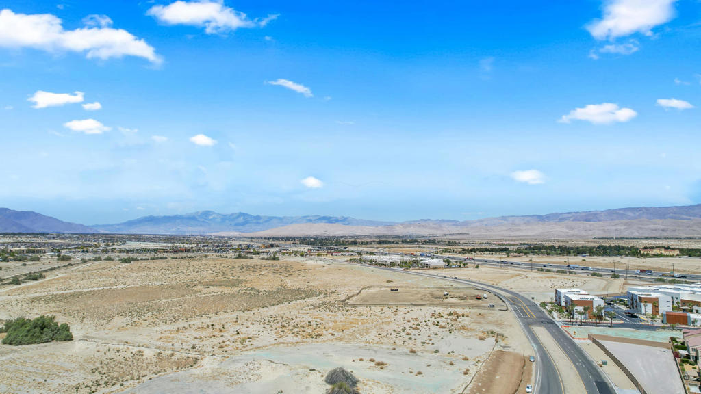 https://media.crmls.org/mediaz/2c5403ae-96bd-46fe-91f5-b9e152f02dcf.jpg?preset=X-Large