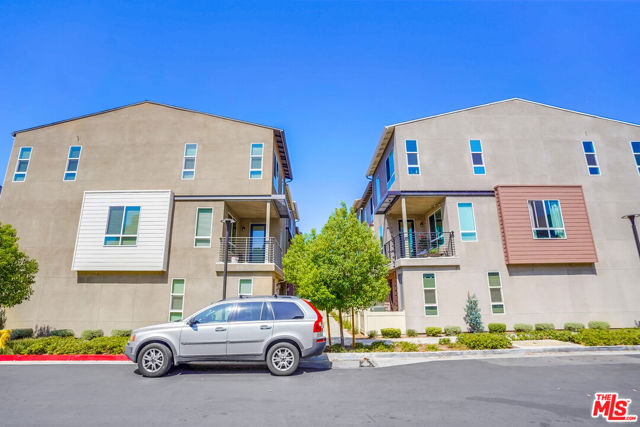 20619 Oakglen Lane, Winnetka CA: https://media.crmls.org/mediaz/2c54be0d-724e-4271-ad8d-4f830a80c8b3.jpg