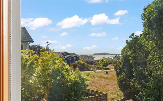 350 6th Avenue, Half Moon Bay CA: https://media.crmls.org/mediaz/2c54e10c-3a2b-4788-8350-9cd8e0f8cd26.jpg