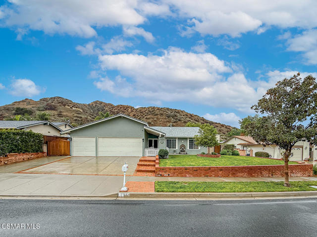 751 Muirfield Avenue, Simi Valley CA: https://media.crmls.org/mediaz/2c56e734-2783-4bb4-9b9b-e35bae2aacb3.jpg