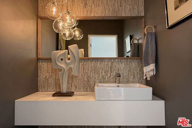 11575 Dona Dorotea Drive, Studio City CA: https://media.crmls.org/mediaz/2c578df9-0015-4907-b24c-43e24d3ca81f.jpg