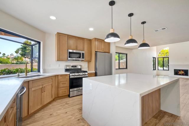13356 Corte De Comares, San Diego CA: https://media.crmls.org/mediaz/2c57bf80-5e8f-492c-97d8-54341f022542.jpg