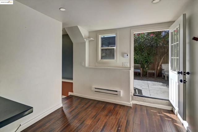 4211 Market St, Oakland CA: https://media.crmls.org/mediaz/2c58e72a-9f5f-4f9c-bf37-123793e8c597.jpg