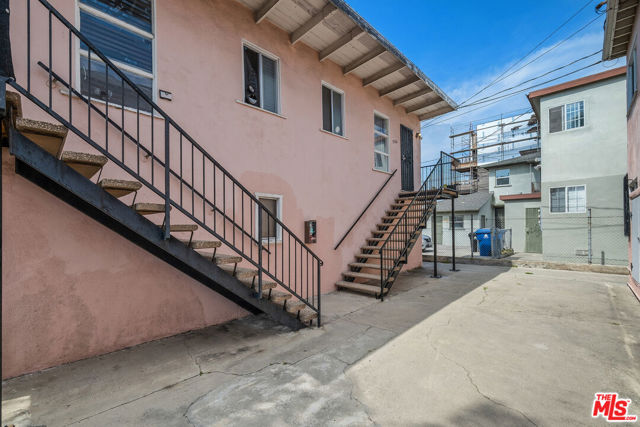 11887 Jefferson Boulevard, Los Angeles CA: https://media.crmls.org/mediaz/2c58eee5-9ee0-4d54-bb0d-13241d25aa02.jpg