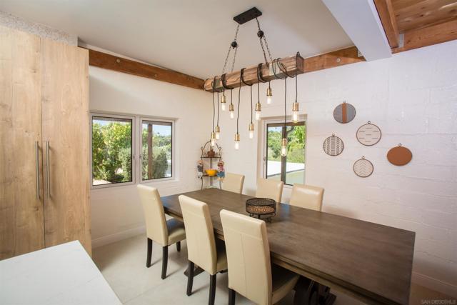 1047 Highland Dr, Del Mar CA: https://media.crmls.org/mediaz/2c5ac9a4-2abe-44c9-940b-4931088e0b9d.jpg