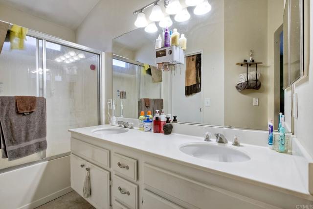 44607 Crestwood Cir, Temecula CA: https://media.crmls.org/mediaz/2c5b9136-6bba-4f5d-8743-994ef213d935.jpg