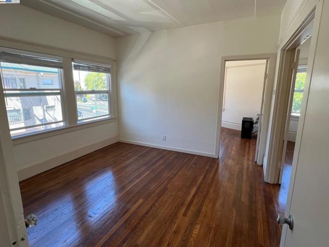 2004 Park Blvd, Oakland CA: https://media.crmls.org/mediaz/2c5c0973-4d81-4932-8acd-73427a57e137.jpg
