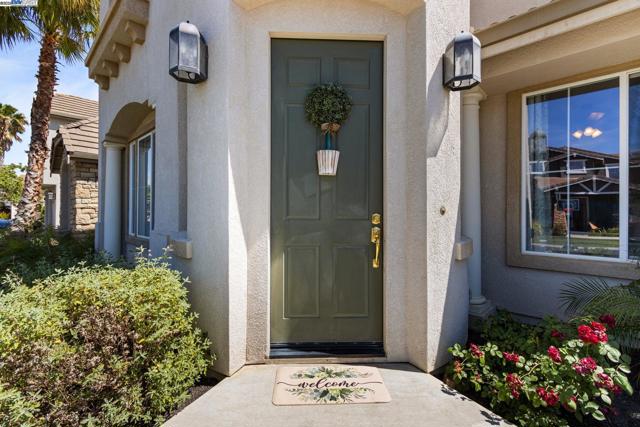 6454 Green Castle Cir, Discovery Bay CA: https://media.crmls.org/mediaz/2c5c3748-a845-445d-a506-666588d78899.jpg