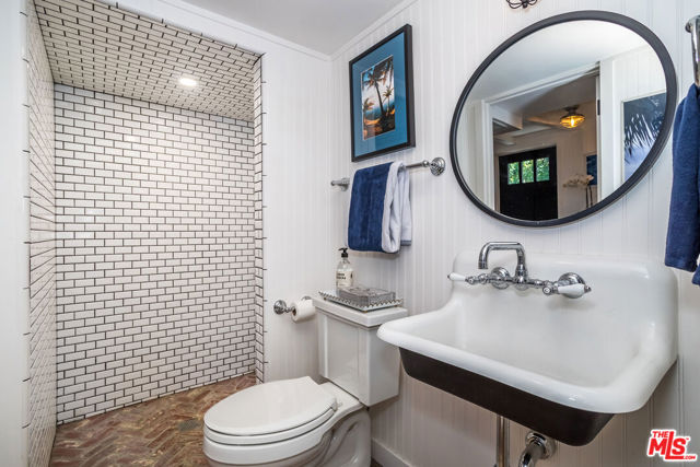 2205 Beverly Glen Place, Los Angeles CA: https://media.crmls.org/mediaz/2c5ced92-0d5c-4791-800a-1dd810990f2c.jpg