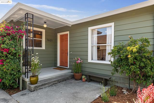 1621 Everett St, El Cerrito CA: https://media.crmls.org/mediaz/2c5ddc7b-7d76-470d-afab-7e3900b42169.jpg