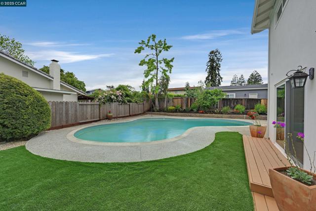 2043 Gill Port Ln, Walnut Creek CA: https://media.crmls.org/mediaz/2c5ded92-14bb-43cf-ac83-304afbd0f243.jpg