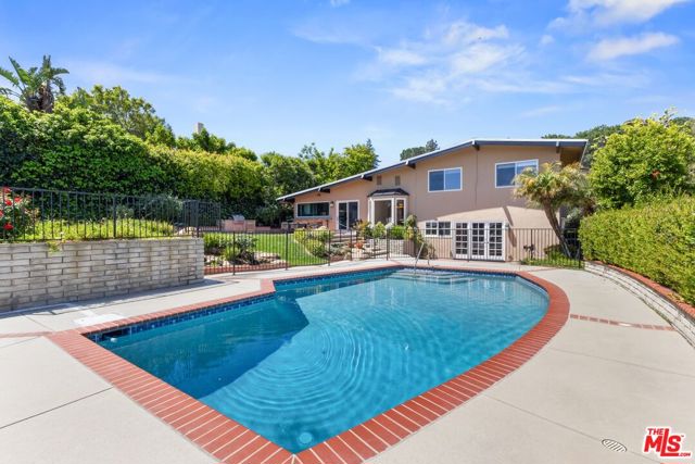4040 Coldstream Terrace, Tarzana CA: https://media.crmls.org/mediaz/2c5fae7f-d105-4941-9585-817c25931c04.jpg