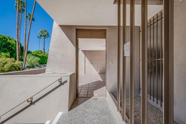197 W Via Lola, Palm Springs CA: https://media.crmls.org/mediaz/2c604602-f17c-4303-ac2b-ac41ae3464c7.jpg