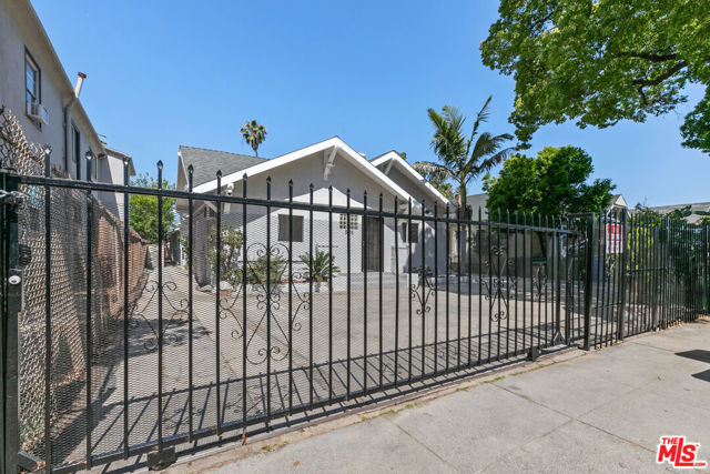 3915 1/2 S Budlong Avenue, Los Angeles CA: https://media.crmls.org/mediaz/2c6096e9-4094-4d54-bd8a-31e54502a385.jpg
