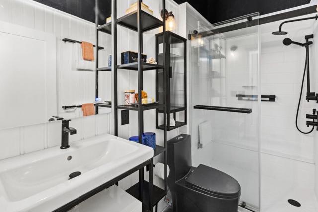 950 Noe Street, San Francisco CA: https://media.crmls.org/mediaz/2c60c9ac-5954-4337-90fc-297d0847acc2.jpg
