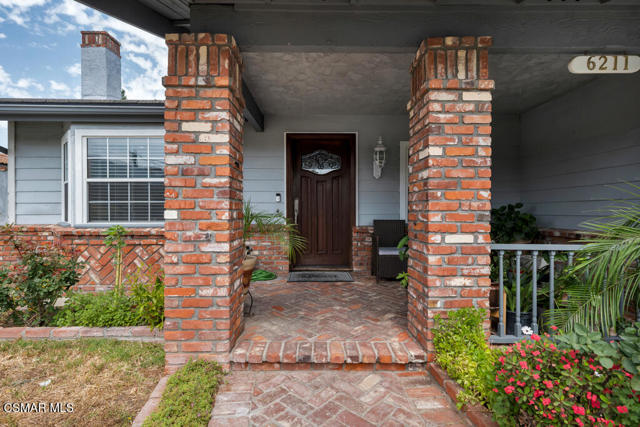 6211 Anastasia Street, Simi Valley CA: https://media.crmls.org/mediaz/2c61383e-faf3-4bee-852c-3076b91aa325.jpg