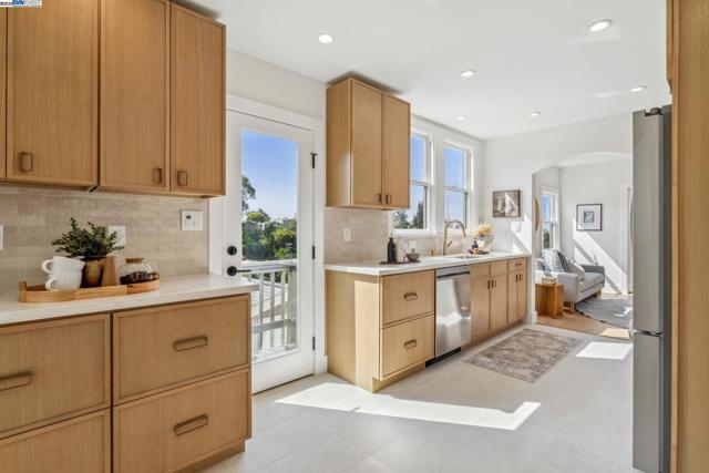 1129 WELLINGTON STREET, Oakland CA: https://media.crmls.org/mediaz/2c613f40-5b88-45fc-8c2a-4ae39356dcb1.jpg