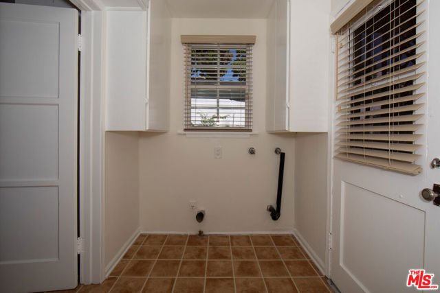 5260 Parkglen Avenue, Los Angeles CA: https://media.crmls.org/mediaz/2c629616-9476-47cb-86b7-8ac88bd278dc.jpg