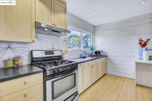 2327 10Th St, Berkeley CA: https://media.crmls.org/mediaz/2c62b7a8-dc67-4992-b115-a45cf792c666.jpg