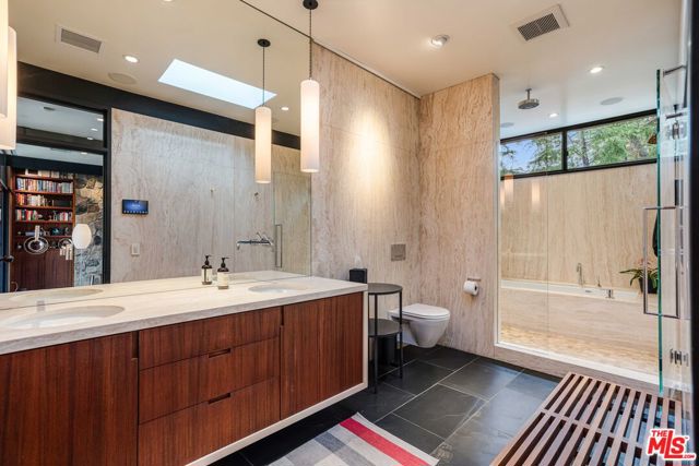 5228 Escalante Drive, La Canada Flintridge CA: https://media.crmls.org/mediaz/2c630cc6-376a-46df-9e7e-b90811b6b364.jpg