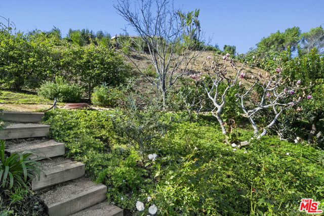 1305 Duende Lane, Pacific Palisades CA: https://media.crmls.org/mediaz/2c6501d2-3b57-4465-8196-f38bd745a89e.jpg