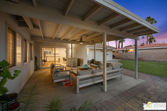 2002 S Bobolink Lane, Palm Springs CA: https://media.crmls.org/mediaz/2c654737-2ea7-4ae0-a53a-2dcb759a3cf8.jpg