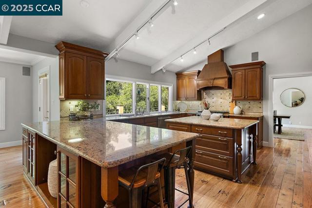 3949 Canyon Rd, Lafayette CA: https://media.crmls.org/mediaz/2c65524a-4e0f-4165-a0a1-d5a5c2608439.jpg