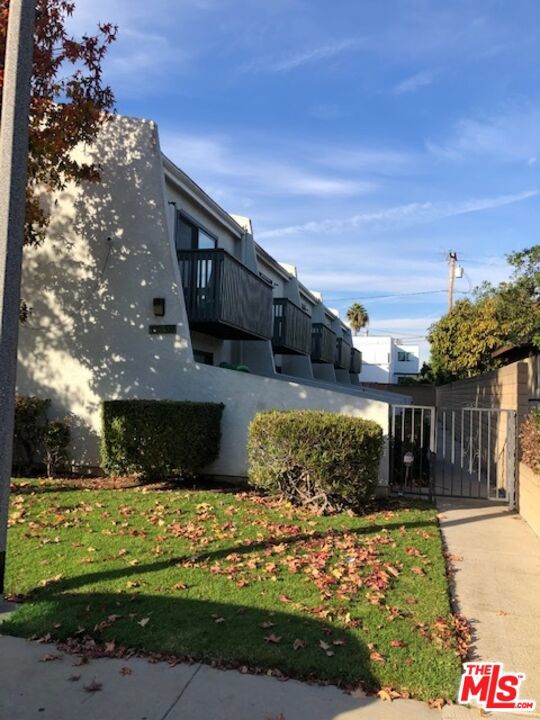533 W 219th Street, Carson CA: https://media.crmls.org/mediaz/2c659196-7937-453d-baad-d22bd1738b25.jpg