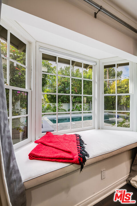 13109 Valley Vista Boulevard, Studio City CA: https://media.crmls.org/mediaz/2c661f39-386d-451f-825e-74559ffb02d0.jpg