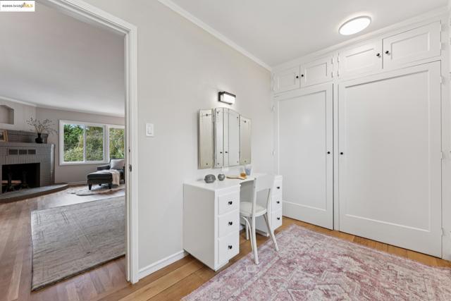 1057 Arlington Blvd, El Cerrito CA: https://media.crmls.org/mediaz/2c669340-8b93-435c-a72e-3f1e39ec9422.jpg