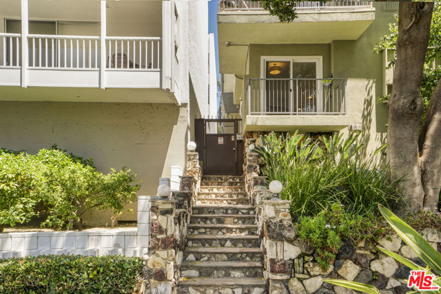8231 De Longpre Avenue, West Hollywood CA: https://media.crmls.org/mediaz/2c6750cf-27ed-4af9-8e1d-2639ef8589f7.jpg