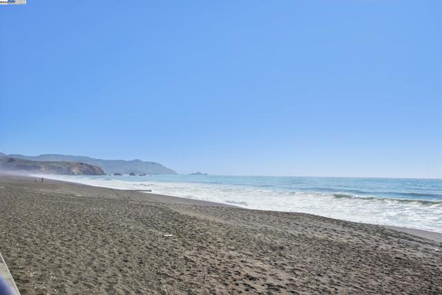 400 Paloma Ave, Pacifica CA: https://media.crmls.org/mediaz/2c689bbd-8bb5-4db1-804f-2455be0e4d2d.jpg