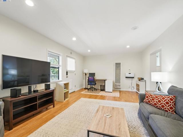 2323 Mastlands Dr, Oakland CA: https://media.crmls.org/mediaz/2c68f5ba-56b5-4ebd-b462-a6339c64d2e0.jpg