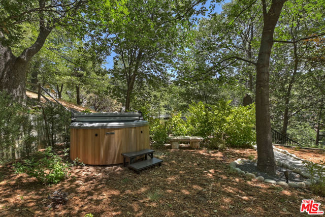 28805 North Shore Road, Lake Arrowhead CA: https://media.crmls.org/mediaz/2c69c708-db43-48ed-867a-5fa5e622e89a.jpg