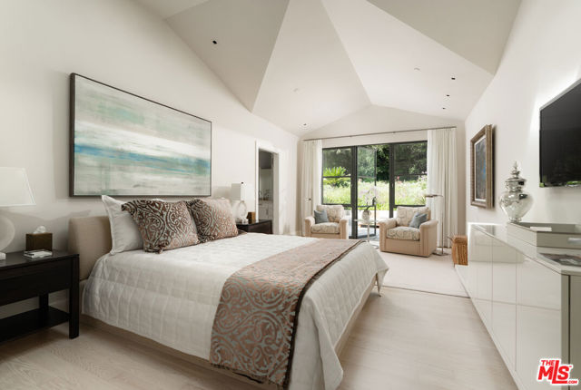 796 Hot Springs Road, Montecito CA: https://media.crmls.org/mediaz/2c69f865-2867-4323-831f-6013984d62a7.jpg