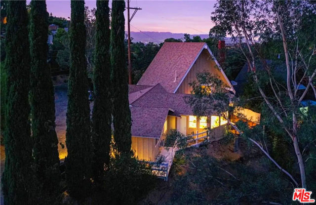 4236 Ensenada Drive, Woodland Hills CA: https://media.crmls.org/mediaz/2c6ab562-fe93-4a9f-b1f1-9ac1d5ae3533.jpg
