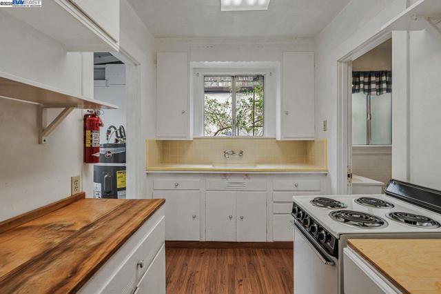 1560 Lincoln Ave #B, Alameda CA: https://media.crmls.org/mediaz/2c6ae60b-f2dc-4016-bd29-4ac2fe167635.jpg