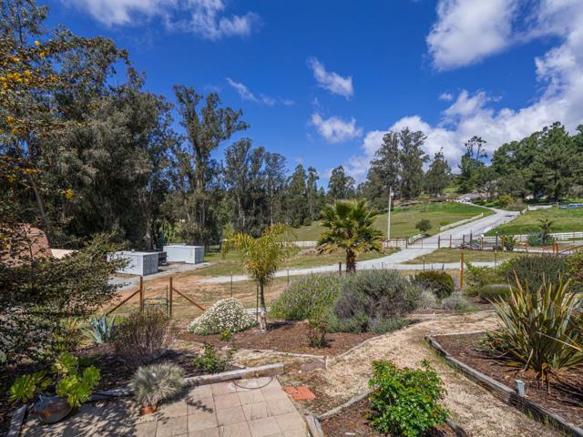 20150 Tarawild Court, Prunedale CA: https://media.crmls.org/mediaz/2c6af837-ab7a-4fc8-acde-457880477535.jpg