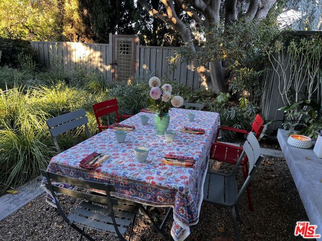 5105 Morella Avenue, Valley Village CA: https://media.crmls.org/mediaz/2c6c2fef-e58c-4a82-abbb-4d6a5a7a1c5b.jpg
