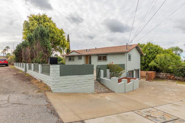 361 E Indian Rock Rd, Vista CA: https://media.crmls.org/mediaz/2c6c654f-7bb5-4825-9714-e84a230152fb.jpg