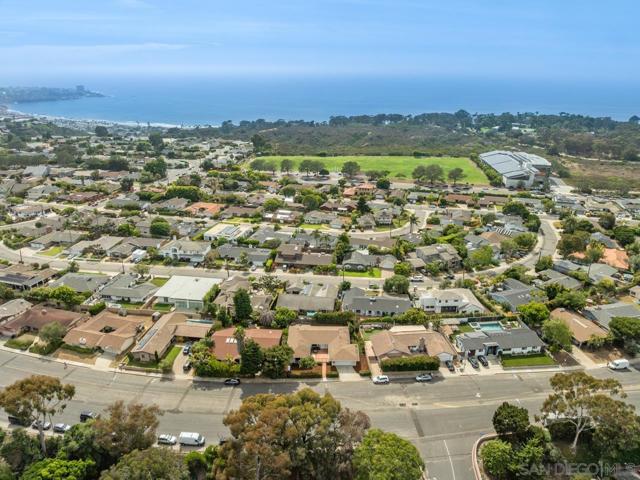 8874 La Jolla Scenic Dr N, La Jolla CA: https://media.crmls.org/mediaz/2c6cfd73-6f86-4caa-bda4-bf34c5c765dc.jpg