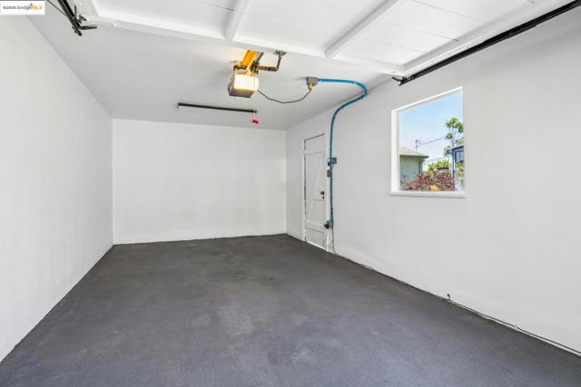 917 Avis Dr, El Cerrito CA: https://media.crmls.org/mediaz/2c6d007a-0de2-4266-a0dc-00eddcc4a573.jpg