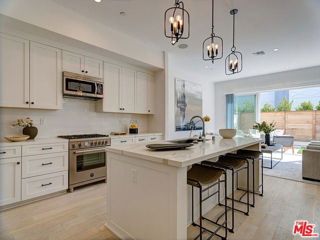 11979 Mayfield Avenue, Los Angeles CA: https://media.crmls.org/mediaz/2c6d2ec6-5133-43a9-863b-8ac4d73809b0.jpg