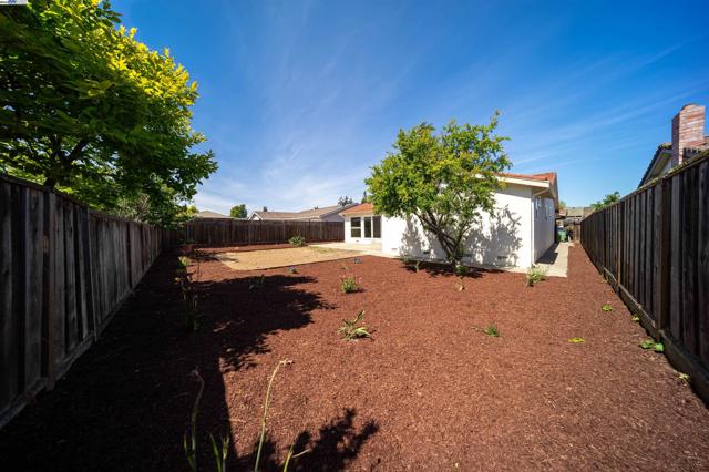 35459 Galen Pl, Fremont CA: https://media.crmls.org/mediaz/2c6d4a96-965a-48a8-a6ec-3215427e94c2.jpg