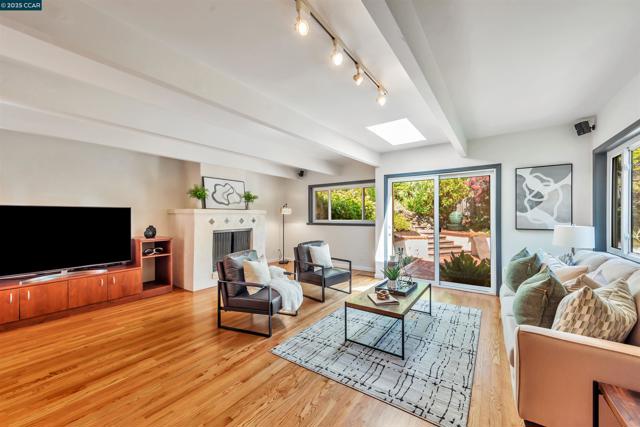 23 El Verano, Orinda CA: https://media.crmls.org/mediaz/2c6db94f-ee09-47b4-bd12-bbec555bfe35.jpg