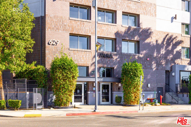 629 Traction Avenue, Los Angeles CA: https://media.crmls.org/mediaz/2c6de152-1c87-4f54-999f-fdbcb50ab5fd.jpg