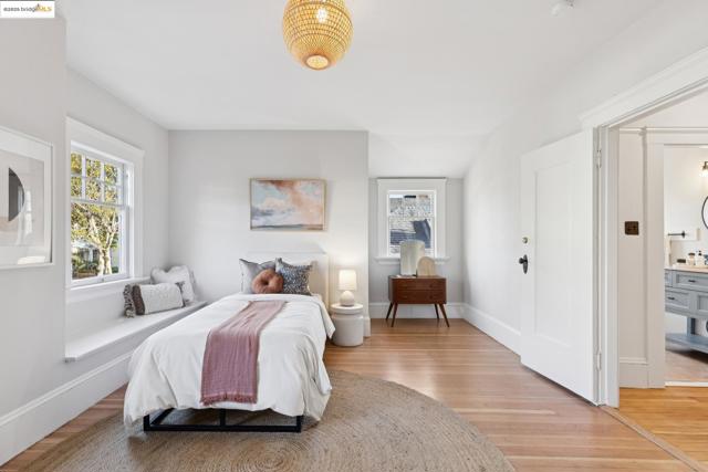 1532 Walnut St, Berkeley CA: https://media.crmls.org/mediaz/2c6fa3f9-89c9-4d25-b994-74c609c45f1d.jpg