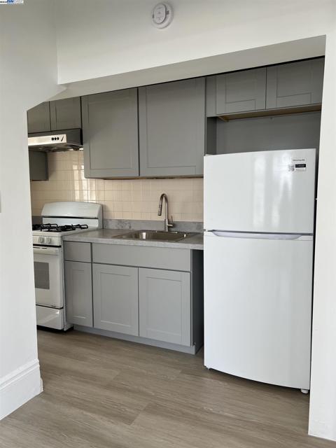 905 Alice St, Oakland CA: https://media.crmls.org/mediaz/2c6fae15-2cf9-404f-aa44-a5c3d688e437.jpg
