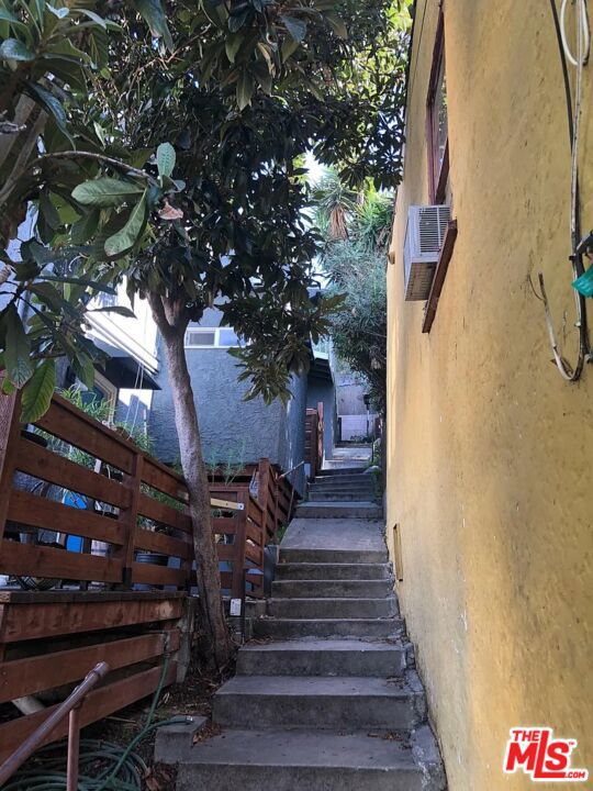 834 Laguna Avenue, Los Angeles CA: https://media.crmls.org/mediaz/2c6fe0c3-d02a-4b0e-814c-7cd6bb4ccc74.jpg