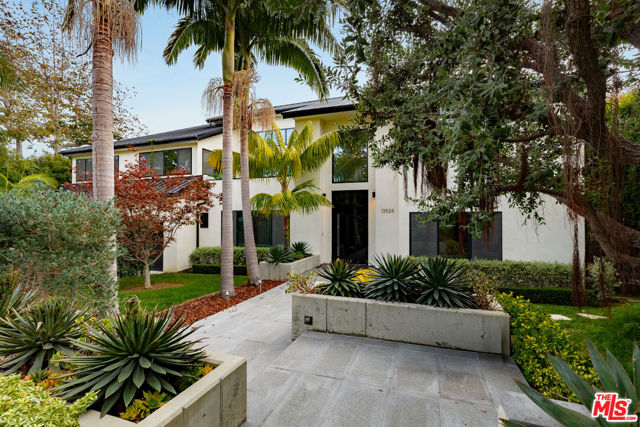 13524 D'Este Drive, Pacific Palisades CA: https://media.crmls.org/mediaz/2c71cff4-7b5b-439b-9098-118d3705d895.jpg